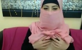 pretty arab chick in hijab masturbates